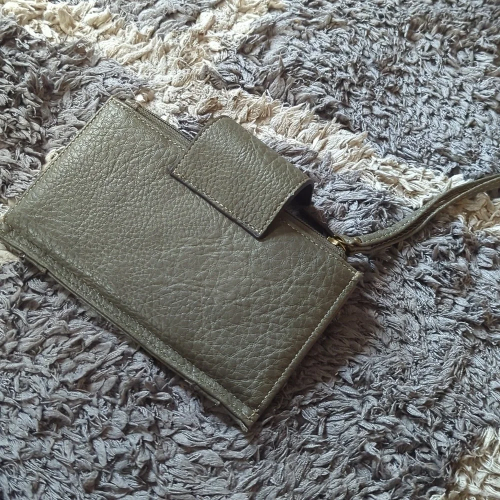 BOC Wallet Clutch Wristlet Billfold Gray Green Color
